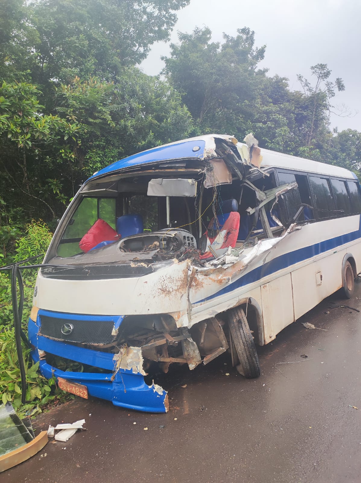 Ônibus escolar e caçamba se envolvem em acidente violento no Amazonas