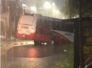 O micro-ônibus da rota da empresa caiu em um bueiro destampado na Rua Q do bairro do Armando Mendes, Zona Leste de Manaus