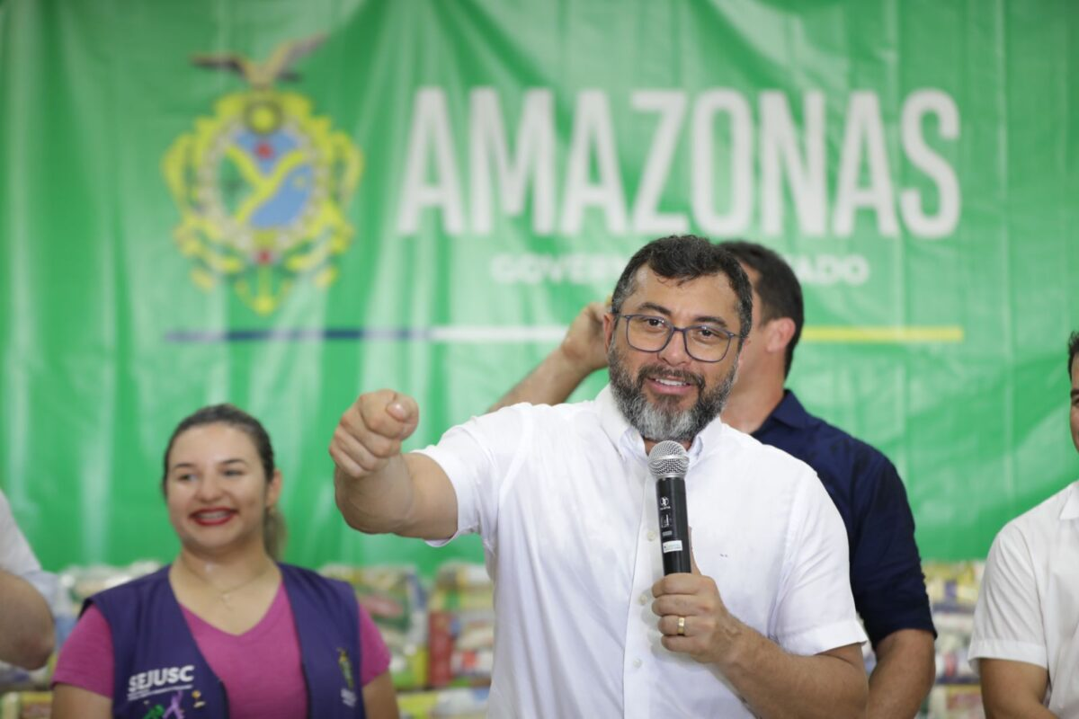 Em Manacapuru, Wilson Lima e secretário Fausto Junior inauguram nova iluminação pública a Led e faz entregas para reforçar setor primário e social