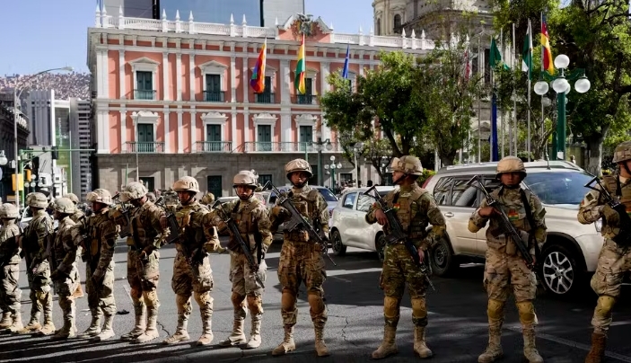 Tanques e militares tomam palácio presidencial na Bolívia; presidente pede respeito à democracia