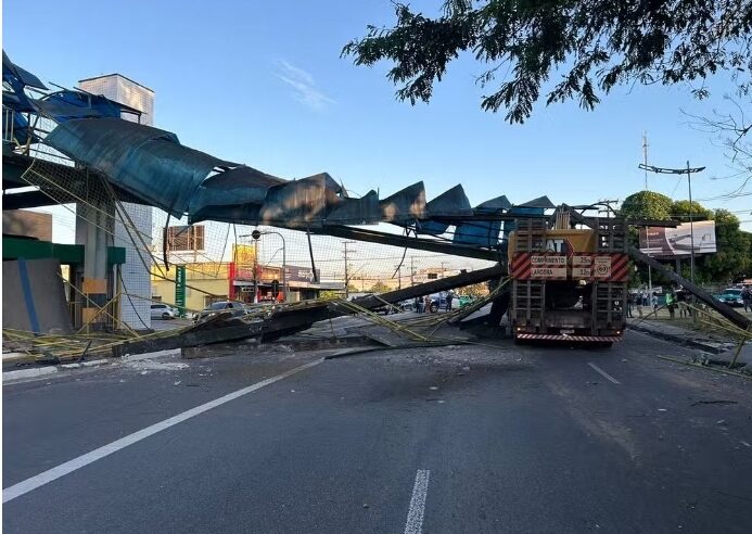 Passarela da avenida Torquato Tapajós desaba após ser atingida por carreta