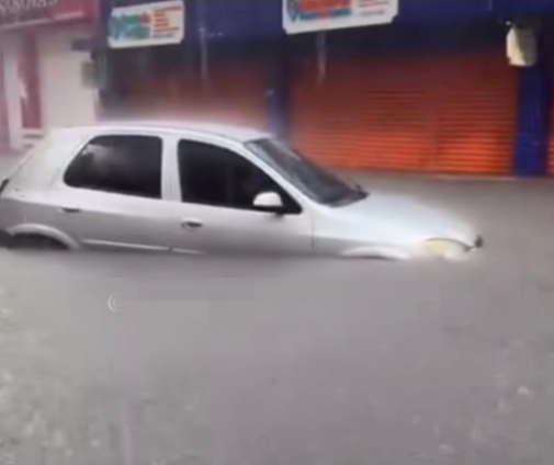 Carro é ‘engolido’ pela água durante forte temporal no Centro de Manaus; vídeos