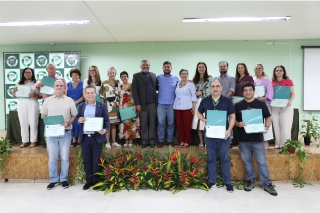 Primeiros professores titulares da UEA recebem certificado