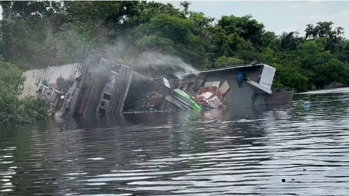 Barco com 168 pessoas pega fogo no Amazonas e três morrem ,16 estão desaparecidas