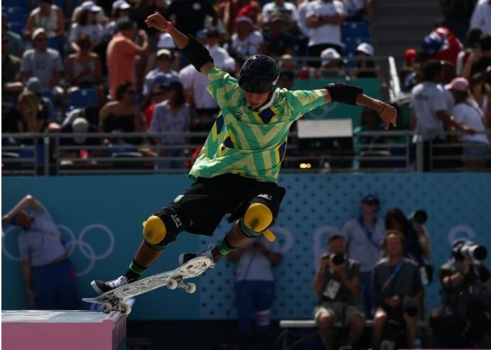 Augusto Akio, o Japinha, ficou com o bronze na pista de La Concorde na categoria skate park em Paris-2024.