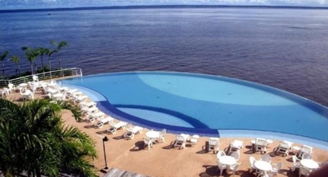 Moradores Denunciam: piscina do Tropical Executive vira ‘point’ de garotas de programa em Manaus