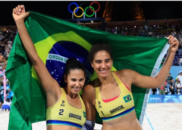 Ana Patrícia e Duda bateram as canadenses Melissa e Brandie na final no vôlei de praia em Paris e conquistaram a medalha de ouro