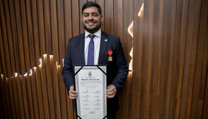 Reitor da UEA recebe Medalha Ruy Araújo