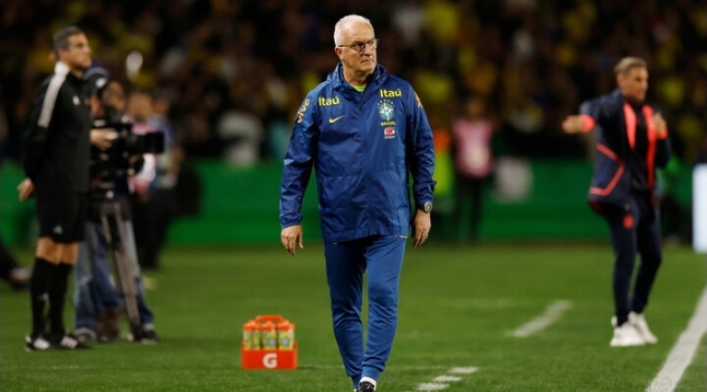 Seleção brasileira volta a jogar mal e perde a primeira sob o comando de Dorival Júnior