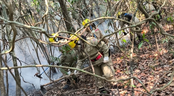 Corpo de Bombeiros monta força-tarefa para extinguir incêndio em Iranduba