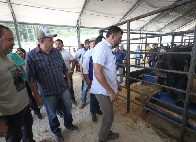 Feira de agronegócio aberta hoje vai até o dia 29 .