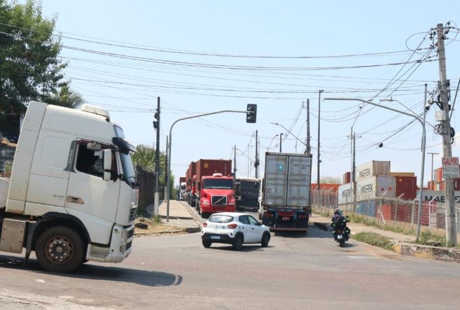 Containers e carretas: motoristas relatam medo e perigo no trânsito em Manaus