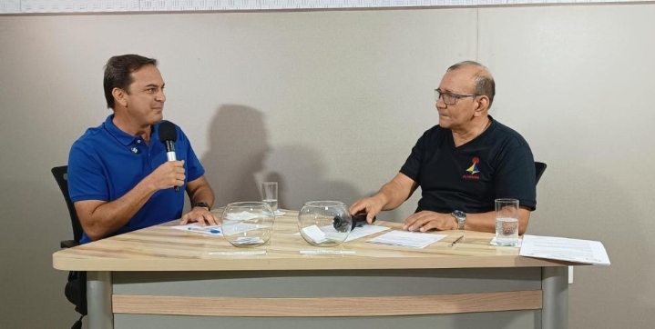 Em entrevista na Rádio Alvorada de Parintins-AM, candidato Mateus Assayag apresenta propostas para a cidade