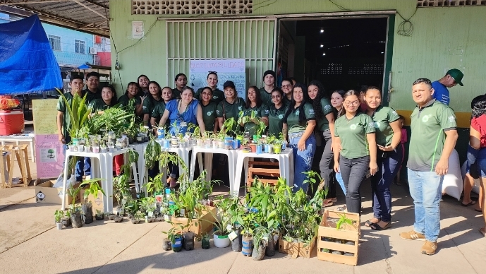 Curso de Gestão Ambiental da UEA distribui 400 mudas de frutíferas e plantas medicinais