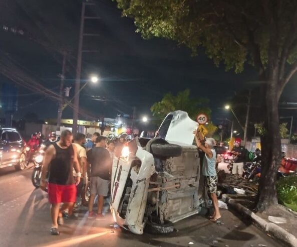 Carro arranca árvore e capotana estrada da Ponta Negra Zona Oeste de Manaus