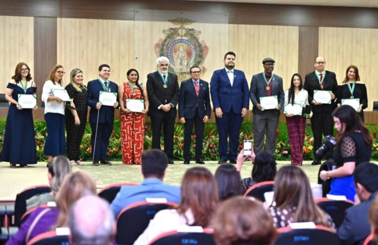 Conselheiros do TCE-AM são homenageados com a Medalha do Mérito Acadêmico no TJAM