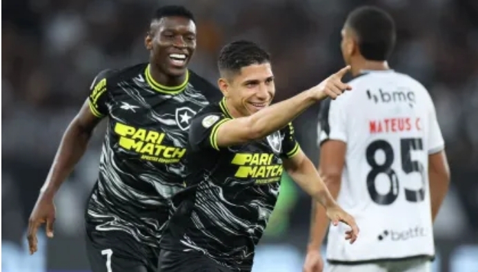 Botafogo vence Vasco e abre distância do Palmeiras na briga pelo título