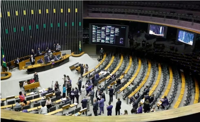 Fim do ‘6×1’? Deputados tentam emplacar PEC para reduzir jornada de trabalho; Congresso já engavetou tese antes