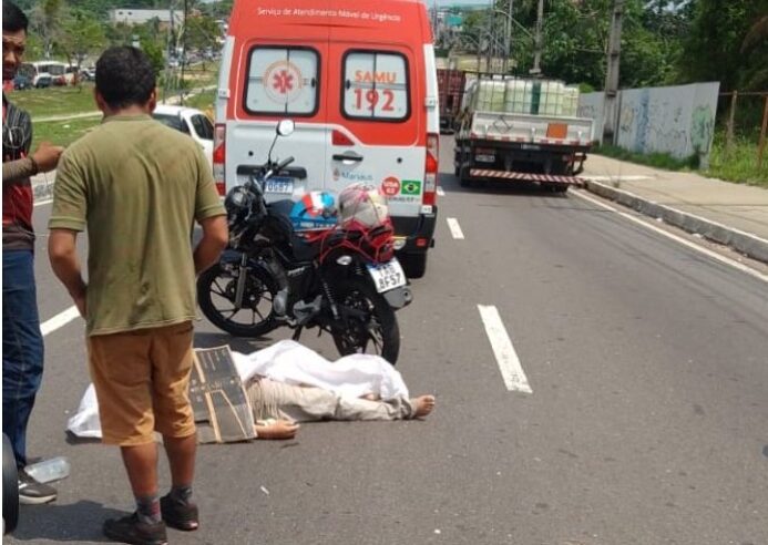 GERAL – Motociclista de aplicativo morre durante grave acidente com carro do lixo  na Avenida das Torres, em Manaus