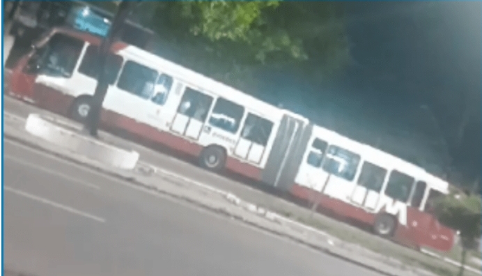 Em menos de três horas, quatro ônibus são alvos de assaltantes em Manaus