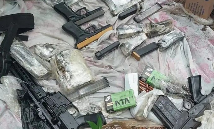 Polícia apreende arsenal com fuzis e drogas enterradas em quintal de casa na Zona Norte de Manaus