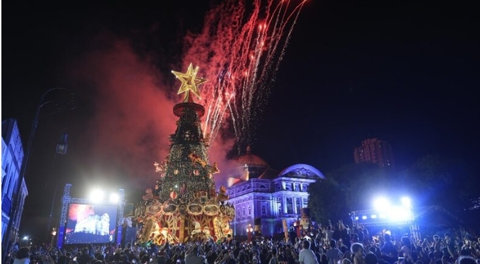 Multidão lota Largo de São Sebastião para acompanhar abertura oficial da temporada natalina